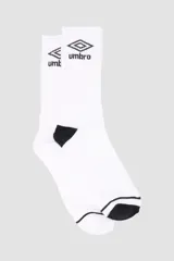 Pack de dos pares de medias blancas de media caña con detalles en negro en puntera, talón y borde superior. Incluyen logos de Umbro y UMK en negro.