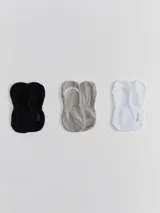 Kit de tres pares de medias tipo soquetes Hering, unisex, en colores negro, gris y blanco. Confeccionadas en algodón, poliamida y elastano.