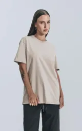 Remera color arena de manga corta, cuello redondo y calce regular con recorte en espalda, realizada en algodón premium muy suave al tacto.