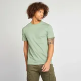 Remera verde de algodón con cuello redondo y mangas cortas.