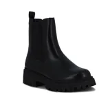 Botín Chelsea de cuero sintético negro con elásticos laterales, suela track y tirador trasero.