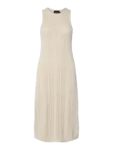 Vestido midi de punto color crema, con cuello redondo y sin mangas.