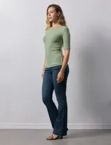 Remera color beige de corte ajustado, con cuello redondo y mangas cortas. Tejido acanalado de modal y elastano.