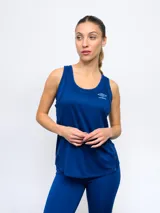 Musculosa deportiva azul con logo Umbro reflectivo en el pecho.