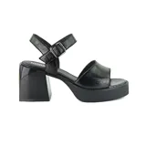 Sandalias negras de charol con plataforma y taco cuadrado. Tira delantera ancha y pulsera con hebilla al tobillo.