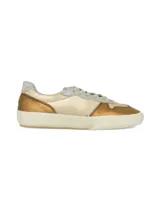 Zapatillas deportivas urbanas de cuero color dorado y beige, con cordones finos color gris.