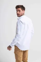 Camisa celeste de manga larga con cuello abotonado.