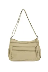 Bandolera color beige con correa larga ajustable, múltiples bolsillos frontales con cierre y bolsillos laterales ajustables.