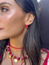 Aros de acero quirúrgico con mostacillas negras enroscadas.