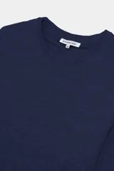 Remera negra de algodón, de corte recto y manga larga.