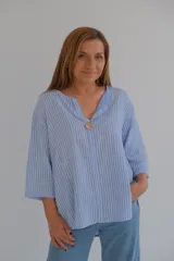 Blusa celeste a rayas verticales blancas, de corte holgado, con cuello en V y mangas 3/4.