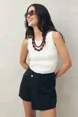 Musculosa rosa de punto acanalado con cuello redondo.