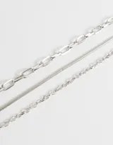 Set de tres collares dorados de metal con diferentes tipos de eslabones.