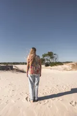 Chaleco bordado a mano con flores y mostacillas al estilo hindú, de corte amplio.