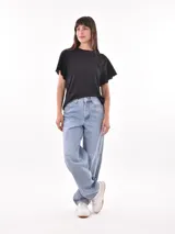 Remera color salmón con mangas cortas con detalle de calado.