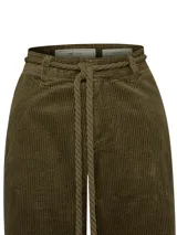 Pantalón de pana verde militar, de tiro alto y pierna recta, con lazo en la cintura.