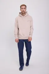 Hoodie color beige de manga larga con capucha, bolsillo tipo canguro, puños de canalé y estampa en la espalda.