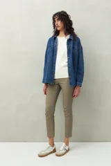 Pantalón chupín negro de tiro medio con textura similar al denim.