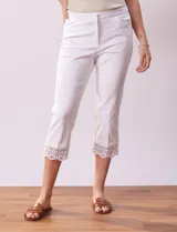 Pantalón capri negro de algodón con terminación de ruedo con aplique calado.