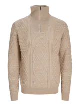 Sweater de punto color beige con cuello alto y cremallera corta.