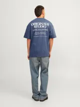 Camiseta azul de manga corta y cuello redondo con logo "Originals Studio" estampado en el pecho.