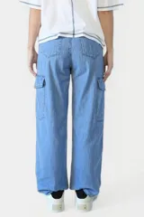 Pantalón de denim celeste, de corte recto y tiro alto, con bolsillos laterales y traseros.