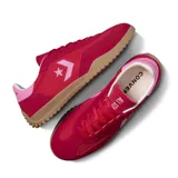Championes Converse Run Star Trainer color fucsia con detalles en rosa y suela de goma color caramelo.