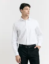 Camisa blanca de vestir, de corte clásico y manga larga.