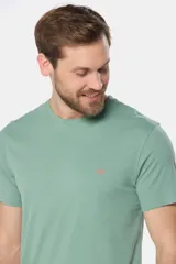 Remera celeste de manga corta con cuello redondo y bordado pequeño en el pecho. Corte clásico.