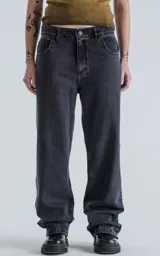 Pantalón de denim negro con calce wide leg y cinco bolsillos.