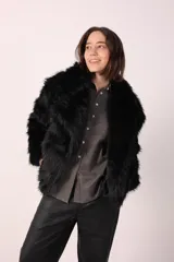 Campera de piel sintética color beige, de corte recto y mangas largas.