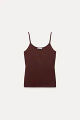 Camiseta ajustada de tirantes finos color marrón chocolate, con escote redondo.