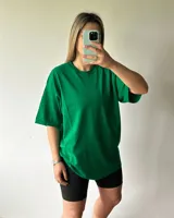 Remerón de algodón color verde intenso, de corte muy holgado (oversize) y cuello redondo, con mangas cortas.