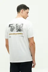 Remera blanca de manga corta con estampado de fotos en la espalda y texto en color ocre.