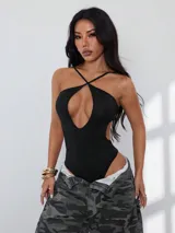 Body negro con escote halter con abertura en el pecho y espalda descubierta.