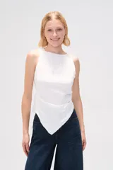 Top sin mangas blanco de poliéster, con lazo y cuello redondo.