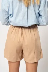 Short color beige de lino con elástico en la parte trasera.