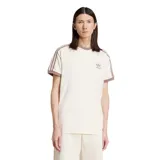 Remera Adidas color beige con cuello redondo y mangas cortas con ribete marrón. Presenta las tres rayas características de la marca en color marrón en los hombros y el logo bordado en el pecho.