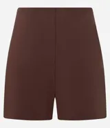 Short corto negro de bengalina con cintura recta y cierre lateral con cierre track.