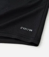 Bermuda masculina negra de microfibra con textura de perforaciones, cintura elástica ajustable con cordón y bolsillos.