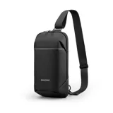Bandolera negra de poliéster impermeable con detalles en simil cuero. Diseño ultrafino y ligero, con correa reforzada para uso en ambos hombros. Incluye bolsillo delantero con velcro, bolsillo trasero antirrobo con cierre y espacio para tablet de hasta 7 pulgadas.