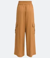 Pantalón pantalona color marrón, de lino y viscosa, con cintura elástica, bolsillos laterales y corte amplio.