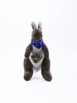 Peluche de canguro marrón con un bebé canguro en su bolsa. El canguro adulto lleva un pañuelo azul con la bandera de Australia.
