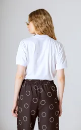 Remera blanca de algodón orgánico, manga corta y cuello redondo.