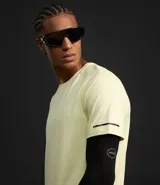 Remera deportiva celeste de poliéster y elastano, con cuello redondo, mangas cortas y tecnología dry fit.