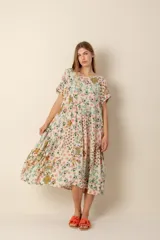 Vestido largo con estampado floral multicolor, de corte amplio y mangas cortas.