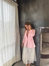 Blazer amarillo de lino con forro de algodón, corte sastrero, botones forrados y confección artesanal.