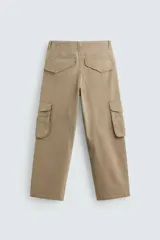 Pantalón cargo color beige, de corte relaxed fit, con bolsillos frontales, traseros con solapa y bolsillos laterales tipo parche con solapa.