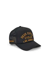 Gorra negra tipo trucker con paneles traseros de malla y bordado frontal con el logo de Deus Ex Machina en color naranja.