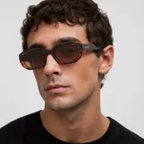 Lentes de sol con montura geométrica de acetato color carey (tortoise) y lentes marrones polarizadas.